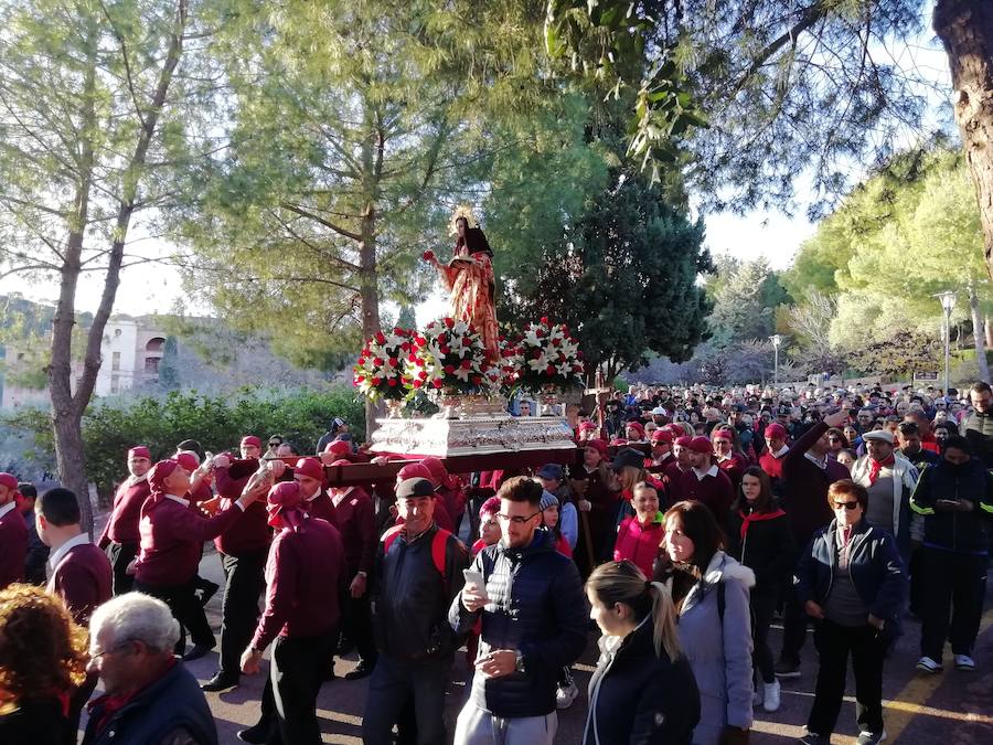 Más de 14.000 personas participan en la tradicional bajada en romería desde el santuario