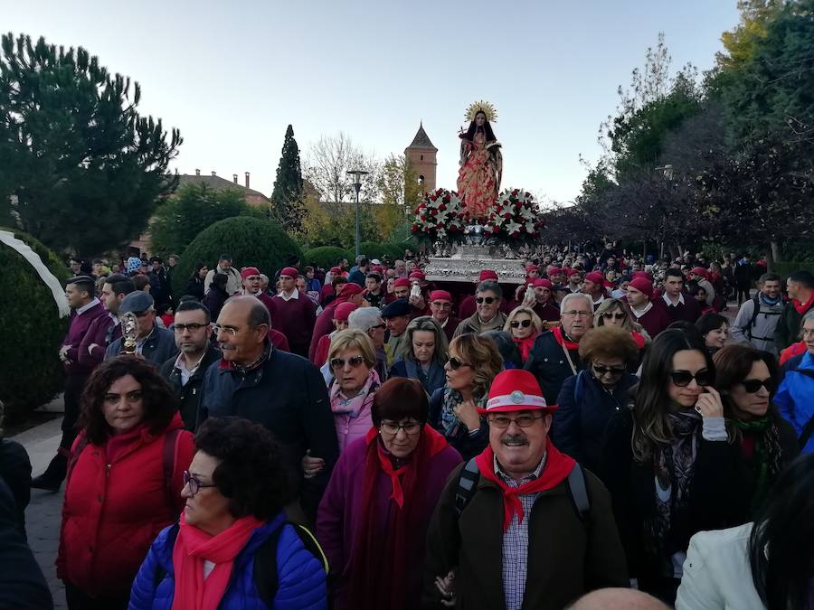 Más de 14.000 personas participan en la tradicional bajada en romería desde el santuario