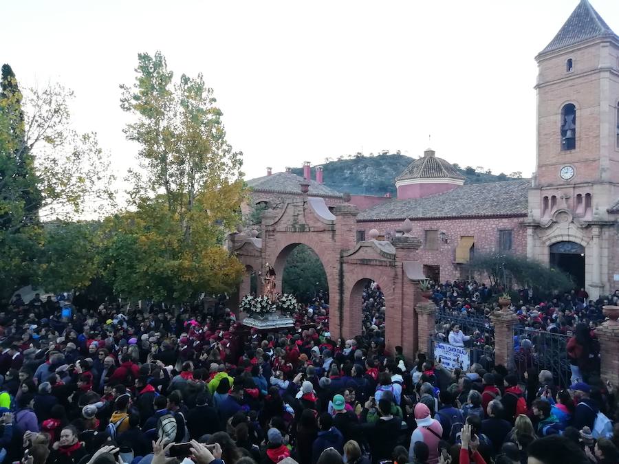 Más de 14.000 personas participan en la tradicional bajada en romería desde el santuario