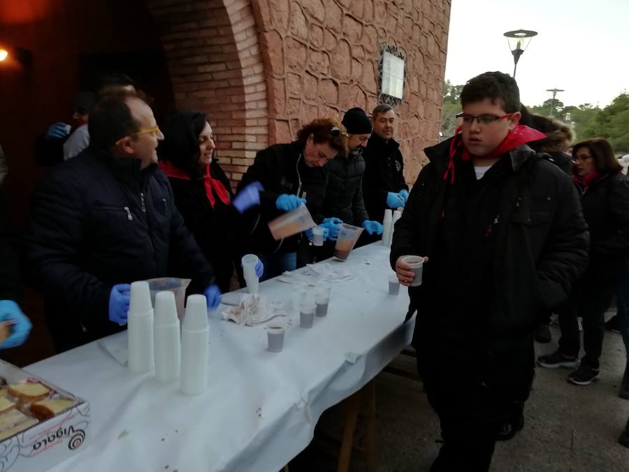 Más de 14.000 personas participan en la tradicional bajada en romería desde el santuario