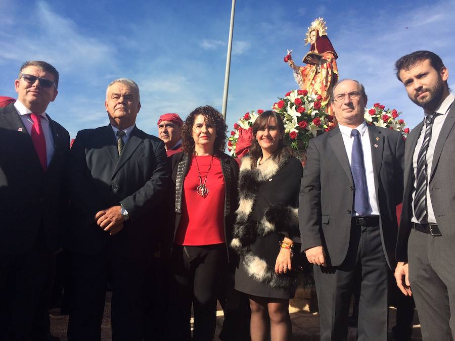 Más de 14.000 personas participan en la tradicional bajada en romería desde el santuario