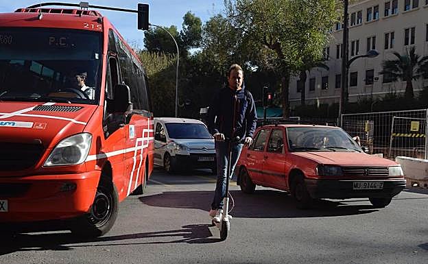 Un usuario de patinete, por las calles de Murcia. 