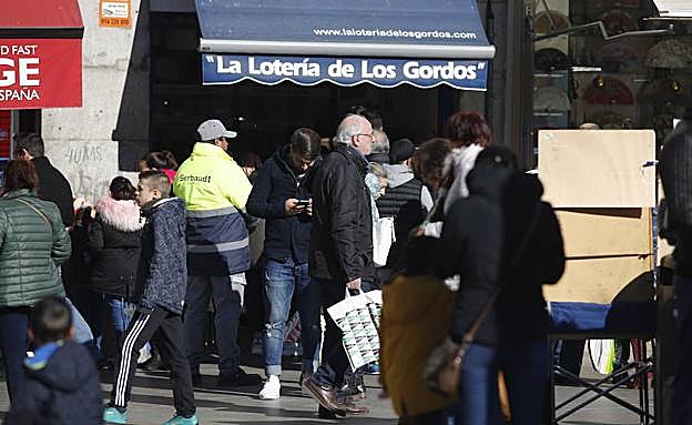 Los más rezagados acuden para comprar su décimo un día antes del sorteo.