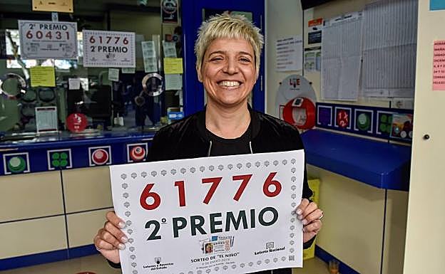 La lotera de la administración de la Calle Blanquerna Nº9 de Palma, celebra que ha repartido una serie íntegra del segundo premio de la Lotería del Niño.