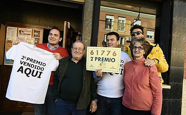 Varias personas premiadas con el segundo premio de la Lotería del Niño 2019.