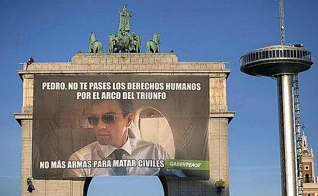 Imagen de la pancarta de Greenpeace con las activistas. 