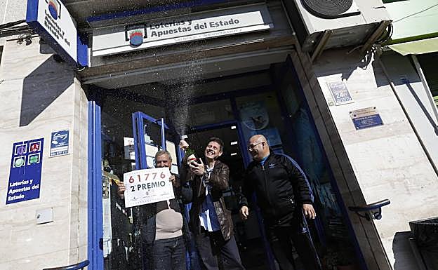 Varios vecinos de Fortuna celebran el segundo premio.
