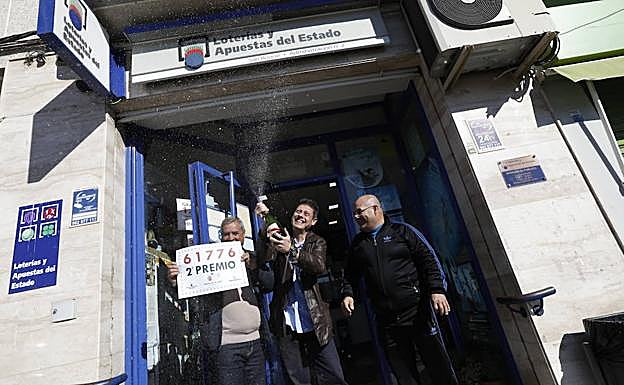 Varios vecinos de Fortuna celebran el segundo premio.