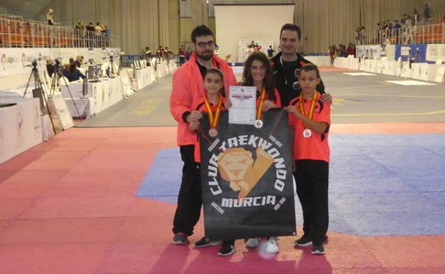Los tres medallistas del Club Taekwondo Murcia.
