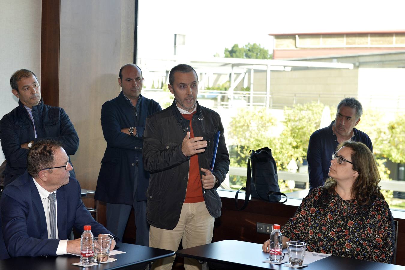 El exseleccionador nacional de fútbol visita el barrio y da su aval a la iniciativa, el mismo día en que el promotor ha dado un cheque a la Federación de Asociaciones de Plena Inclusión, a la que ha prometido ceder tres bajos comerciales