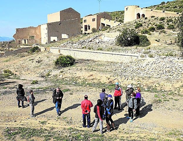 Un grupo de vecinos, durante una visita al antiguo conjunto minero La Parreta, en 2017. agm