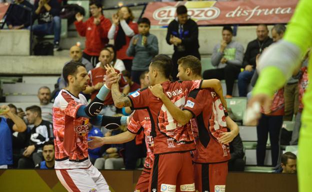 Pito, a la derecha, es felicitado por sus compañeros tras uno de los tres goles que marcó anoche. 