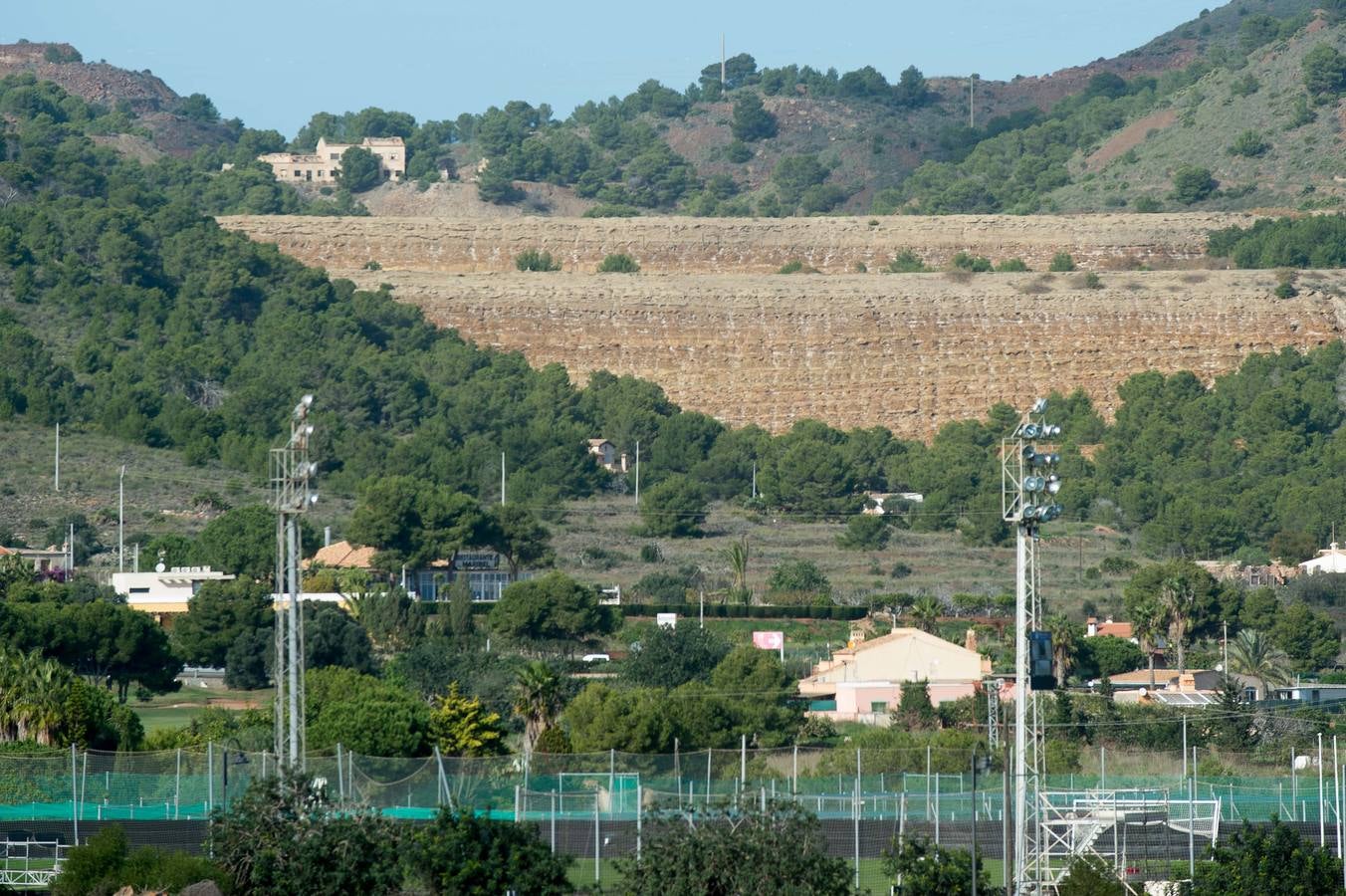 Medio Ambiente dice que el gasto de 3,5 millones en la restauración de una balsa minera no busca permitir un hotel, sino dar seguridad al entorno