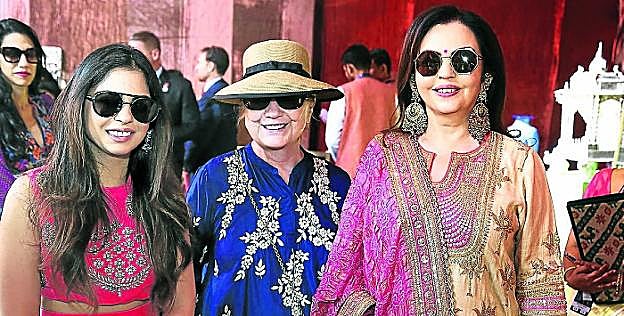 La novia, Isha Ambani, y su madre, Nita, junto a Hillary Clinton, una de las invitadas. 