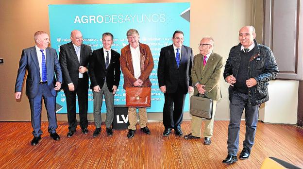 Diego González, Antonio Sánchez, Miguel Ángel del Amor, José María González, Jesús López, Salvador Zamora y Manuel Buitrago, jefe de Local de 'La Verdad', quien moderó la mesa redonda en la sede regional de Cajamar. 