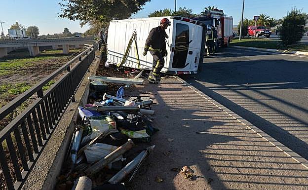 La furgoneta que quedó volcada tras sufrir un accidente en la rotonda de inicio de la autovía a Aguilas.