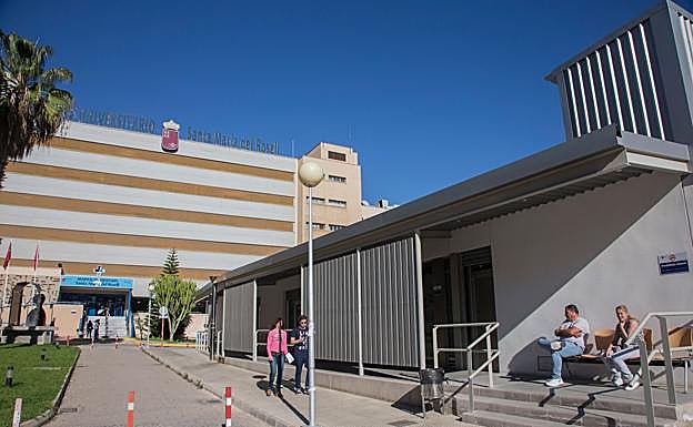 Alumnos, en el aulario de la Escuela de Enfermería, en el Rosell. R. 