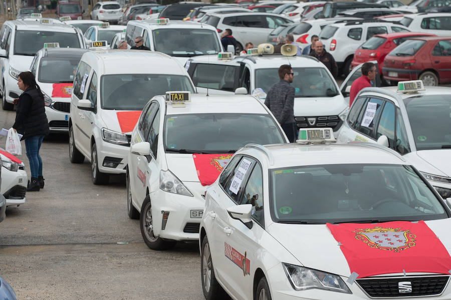 Medio centenar de conductores se manifestaron por las principales vías de la capital de la Región este jueves