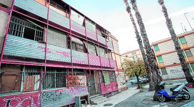 Bloque 10B del barrio de La Paz, cuyas viviendas están vacías, y que deberá ser demolido por recomendación de los colegios de Arquitectos y Aparejadores. 