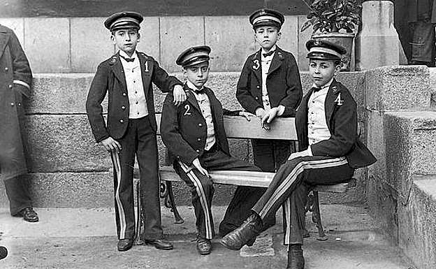 Los niños de San Ildefonso que participaron en el Sorteo de Navidad de 1906 