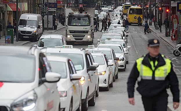 Multitud de taxistas colapsan la Gran Vía de Murcia.