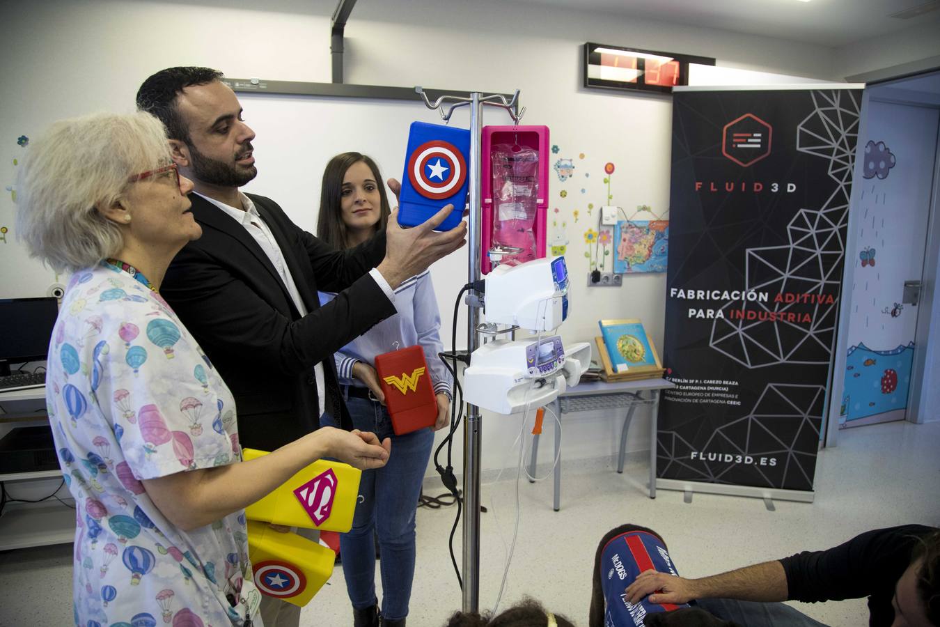 Un empresario dona a Pediatría carcasas para envolver las soluciones fisiológicas. Las estructuras llevan logotipos de Superman y Batman, entre otros, para hacer la estancia de los niños en el Santa Lucía más fácil y divertida.