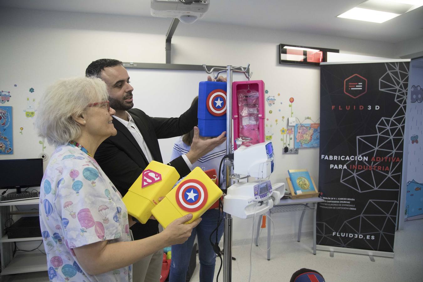 Un empresario dona a Pediatría carcasas para envolver las soluciones fisiológicas. Las estructuras llevan logotipos de Superman y Batman, entre otros, para hacer la estancia de los niños en el Santa Lucía más fácil y divertida.