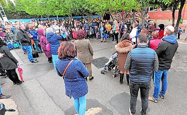Alumnos, profesores y padres en el patio del colegio San Fernando, ayer, tras la evacuación minutos después del terremoto. agm