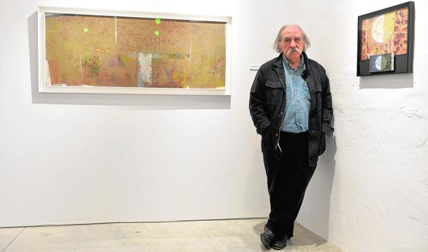 Vicente Martínez Gadea, con dos obras de la exposición. 