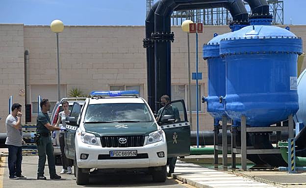 Agentes de la Guardia Civil y científicos adscritos a la Fiscalía, durante una inspección en 2016.