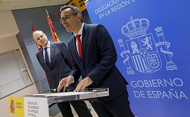 El delegado del Gobierno, Diego Conesa, junto a Ángel García Garay, jefe de la Demarcación de Carreteras del Estado en Murcia, durante la rueda de prensa de este viernes.