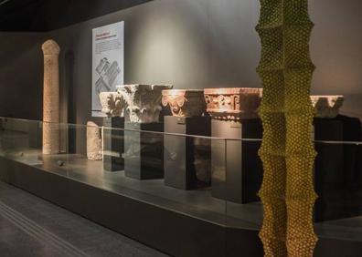 Imagen secundaria 1 - Obras de la mexicana Alejandra Freyman instaladas en la sala del Mubam dedicada al Renacimiento. | Columna hecha con la textura de una piña, ubicada en el MAM y con la que se acompaña la decoración del Martyrium de La Alberca. También de Capitán del Río. | Esta 'Chumbera fluorescente' de Pablo Capitán del Río dialoga con los contenidos de temática costumbrista y regionalista del Mubam.