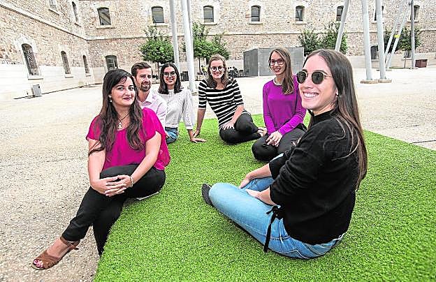 Hayet (Argelia), Szymon (Polonia), Parishi (India), Margot (Inglaterra), Ketlen (Brasil) y Marina (España), en Ciencias de la Empresa. rodríguez / agm