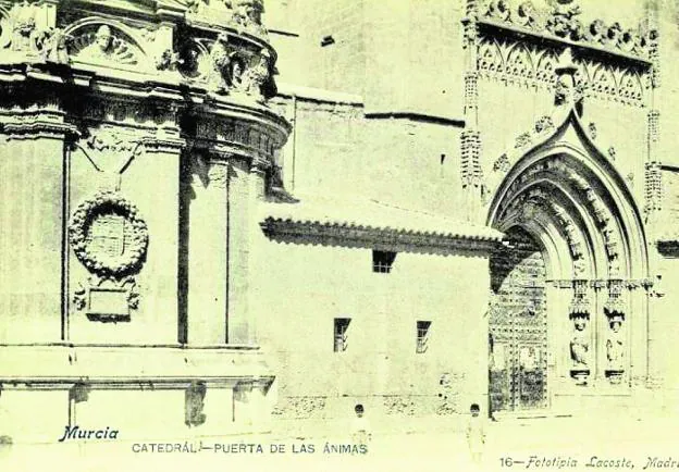 Esa postal de 1910, editada por la fototipia madrileña Lacoste llamaba a la Puerta de los Apóstoles de las Ánimas. 