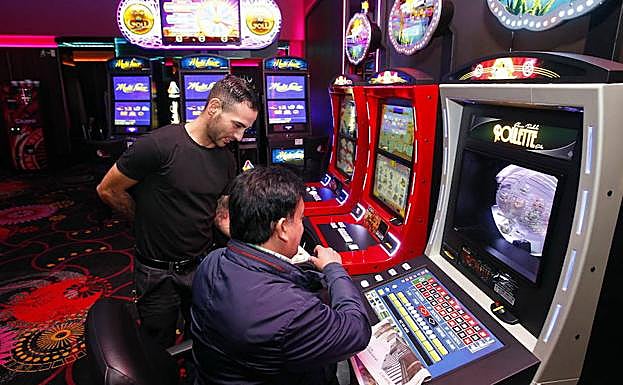 Máquinas tragaperras en un salón de juego. 