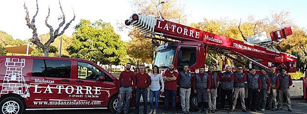Mudanzas la Torre posee una flota compuesta por vehículos y grúas de última generación