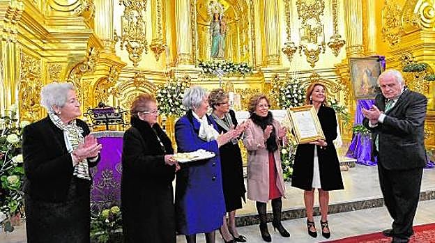 Carmina Aguirre Soubrier, Caridad Arcas Parra, Francisca Orcajada Benavente-García, María Luisa Martínez García de Alcaraz, María Josefa Ruiz Cervera, María del Carmen Gallego Ramírez y Rafael Artero del Álamo, durante la entrega de la Medalla de Oro. 