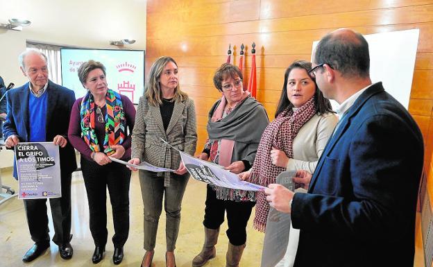 Presentación de la campaña 'Cierra el grifo a los timos', ayer, en el Ayuntamiento. 