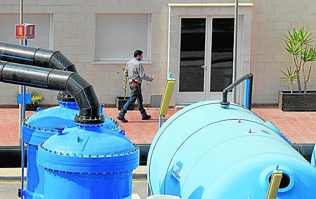 Un policía judicial entra en la desaladora de Escombreras durante un registro ordenado por el juzgado. 