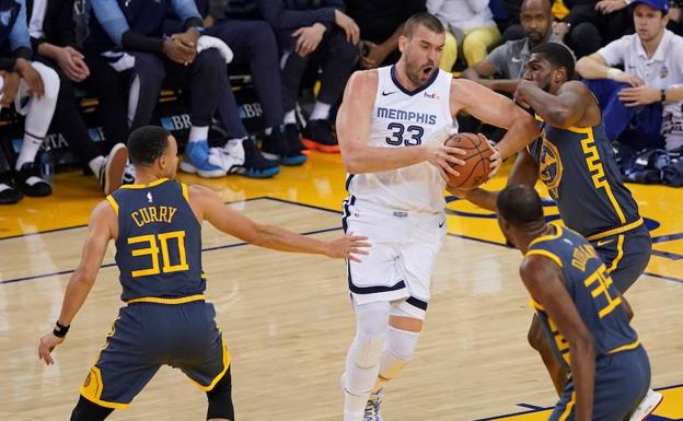 Marc Gasol, rodeado de contrarios. 