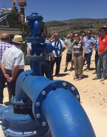 Imagen secundaria 2 - La profesora de Ecología de la UMU Rosa Gómez Cerezo, ayer, durante la presentación del filtro verde. | Ciudadanos trabajan en un huerto ecológico con FDS. | Una de las actividades del proyecto Riega con el Sol.