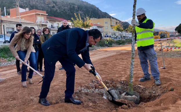 El alcalde de Murcia, José Ballesta, junto a la concejala de Infraestructuras, Obras y Servicios Públicos, Rebeca Pérez, en las obras de la Vía Verde.