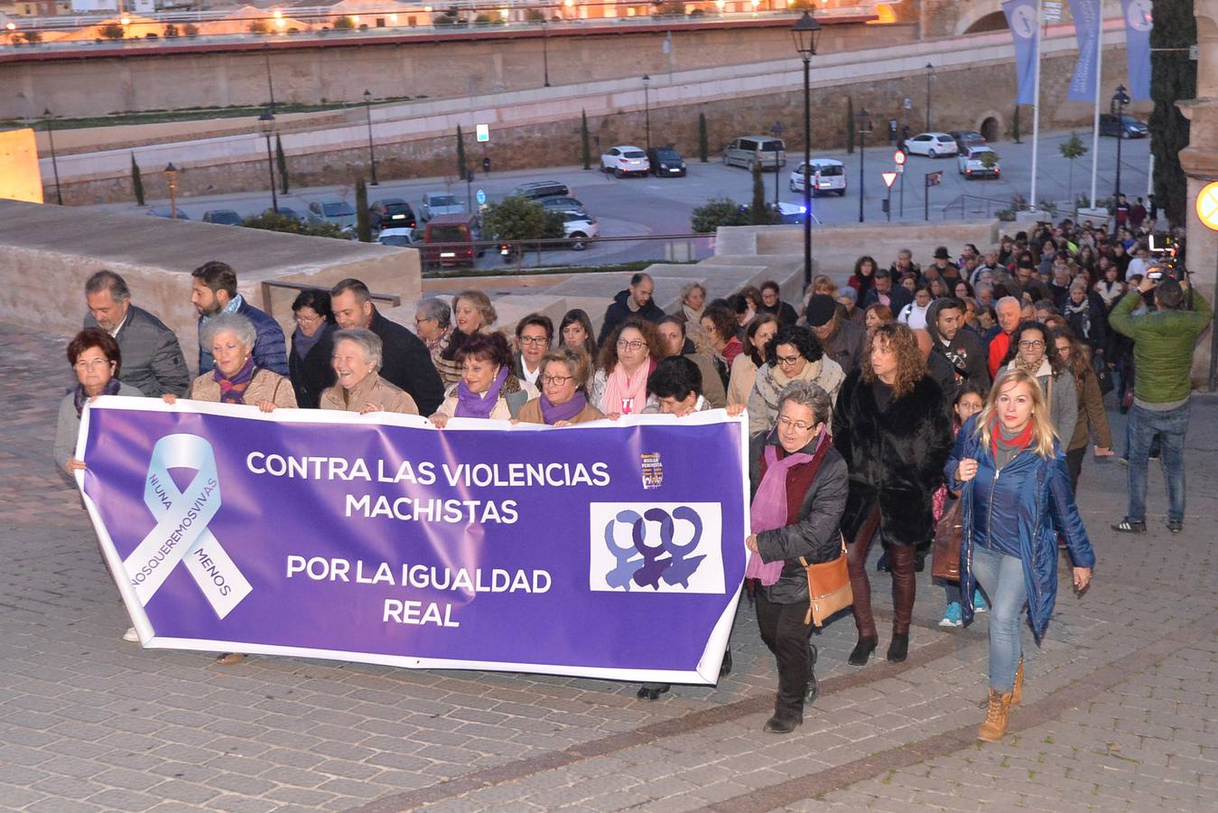 La marcha fue organizada por el Ayuntamiento y la Federación de Organizaciones de Mujeres de Lorca solo unas horas antes. A través de las redes sociales logró duplicar la presencia de asistentes mientras se llevaba a cabo