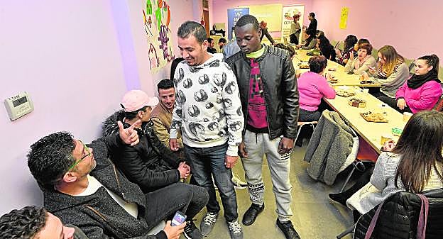 Varios de los migrantes asisten, ayer, al desayuno informativo organizado por ONGD. 