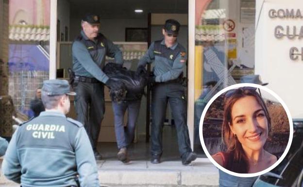 Bernardo Montoya sale de comisaría escoltado por miembros de la Guardia Civil.