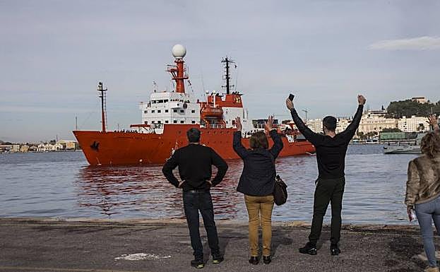 Salida del 'Hespérides' desde el puerto de La Curra, en Cartagena.