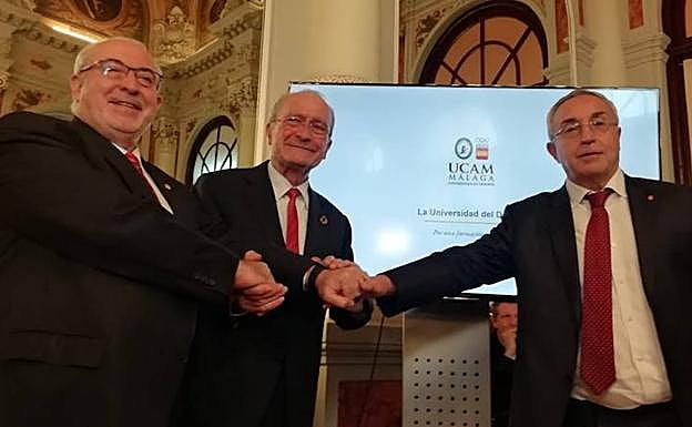 José Luis Mendoza, presidente de la UCAM, Paco de la Torre, alcalde de Málaga y Alejandro Blanco, presidente del COE, durante la firma del Protocolo de Intenciones para la construcción de la Universidad del Deporte en Málaga.