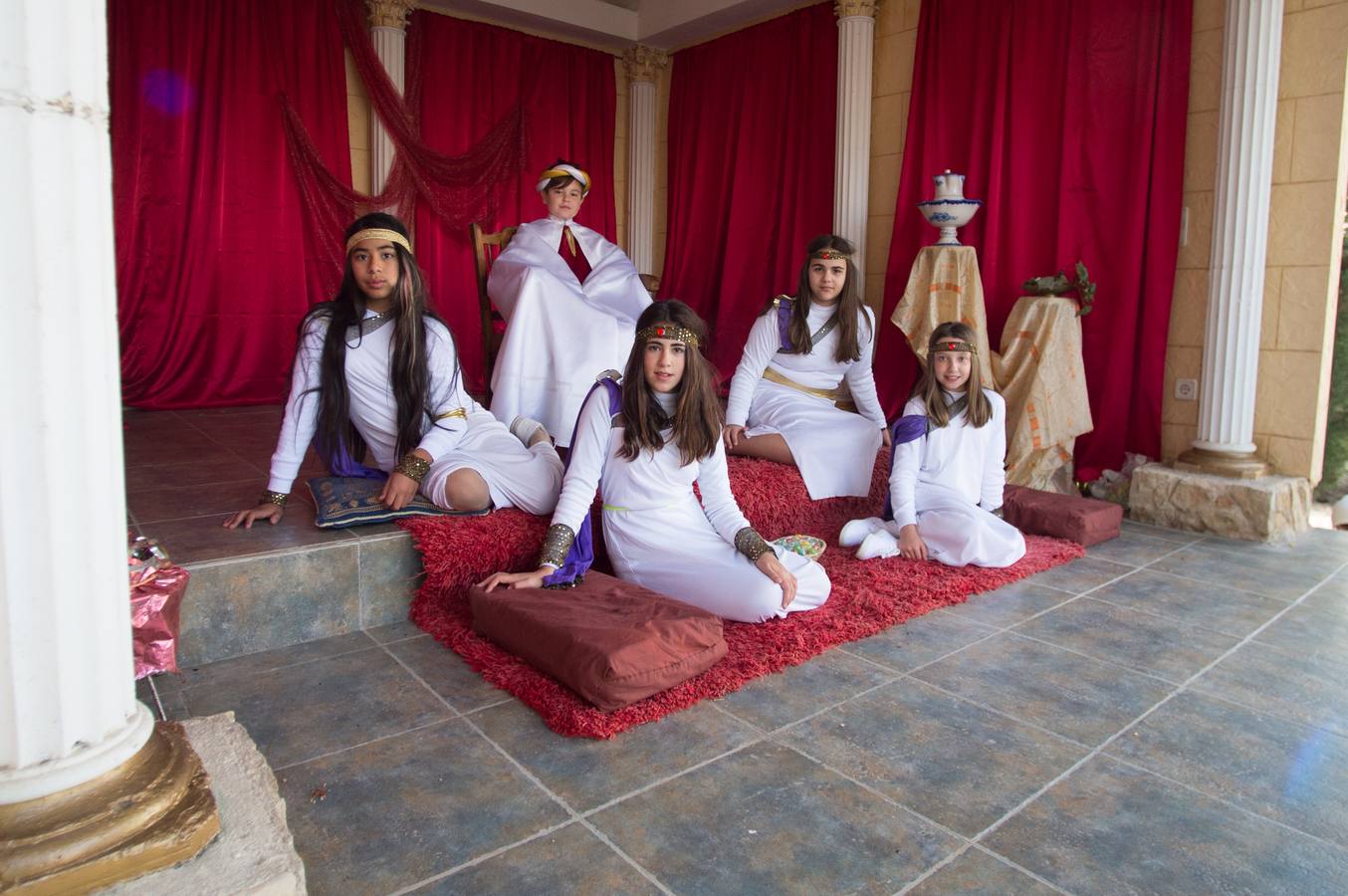 Unos 2.500 escolares de toda la Región, e incluso de provincias vecinas como Alicante, pudieron conocer ayer el belén viviente de El Raal, que montaron para la ocasión los escolares del centro Torre Teatino de la pedanía