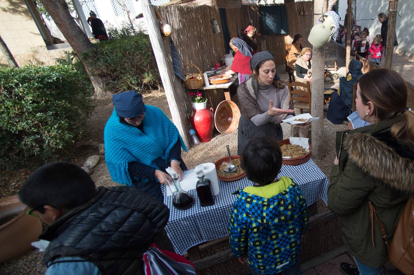 Unos 2.500 escolares de toda la Región, e incluso de provincias vecinas como Alicante, pudieron conocer ayer el belén viviente de El Raal, que montaron para la ocasión los escolares del centro Torre Teatino de la pedanía
