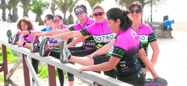 Isabel Navarro, Isabel García, Cuqui Arenas, Fátima Suárez, Esther Díaz, María Dolores Zapata y Brenda Iporre, ayer, en San Pedro del Pinatar. 